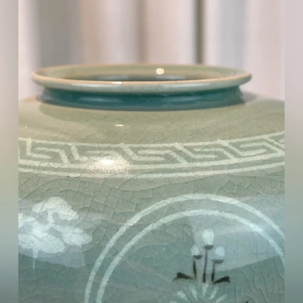Korean Celadon Vase 4" Tall Bulbous Jar with Red Flowers Crane Decoration Sage - Picture 14 of 16